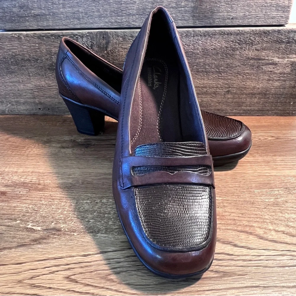 Clarks Bendables Leather Penny Loafer Heels‎ Dark Brown Textured Loafers